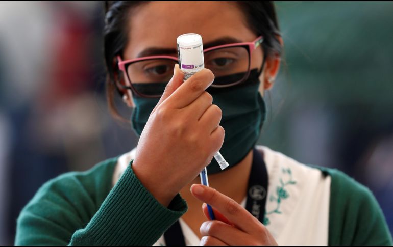 Una enfermera prepara una dosis de una vacuna anticovid en un módulo de inoculación de la Ciudad de México. EFE/A. Cruz