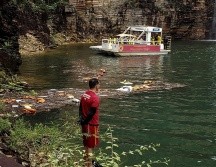El sábado a mediodía, un gran fragmento rocoso se desprendió de un barranco y cayó encima de cuatro lanchas que paseaban por el lago Furnas. EFE/Departamento de Bomberos de Minas Gerais