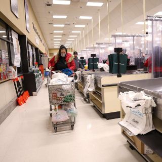 Explosión de ómicron colapsa todo tipo de servicios en EU