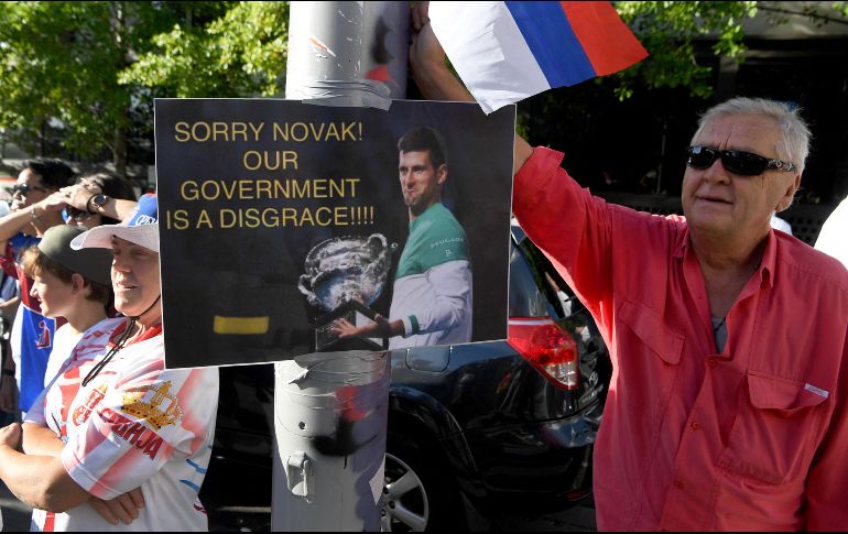 Djokovic busca revertir la cancelación de su visa para ser liberado de un centro migratorio de Melbourne y poder disputar el Open de Australia. AFP / W. West