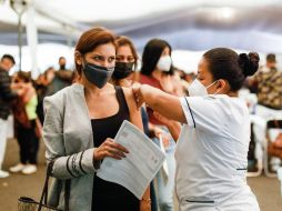 Expertos afirman que la disminución en la fatalidad del COVID podría deberse al avance de la vacunación. XINHUA / ARCHIVO