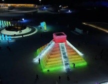 Esta escultura y las imágenes de algunos turistas admirando dicho patrimonio histórico de México hecho en hielo, fue compartido por la propia embajada de China en México. TWITTER/@EmbChinaMex