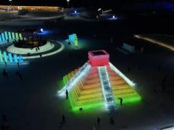 Esta escultura y las imágenes de algunos turistas admirando dicho patrimonio histórico de México hecho en hielo, fue compartido por la propia embajada de China en México. TWITTER/@EmbChinaMex