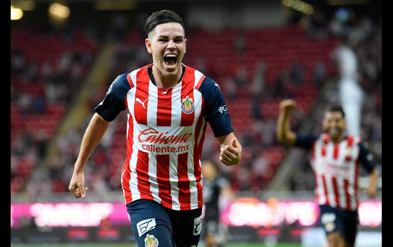 UNA JOYA. Eduardo Torres se mandó un golazo de vaselina de tres dedos para aumentar la ventaja de Chivas. IMAGO7
