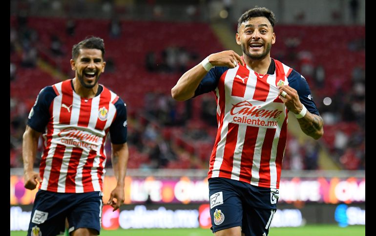 HABLA CLARO. Alexis Vega marcó un golazo de tiro libre y festejó haciendo alusión a que se queda en Chivas. IMAGO7