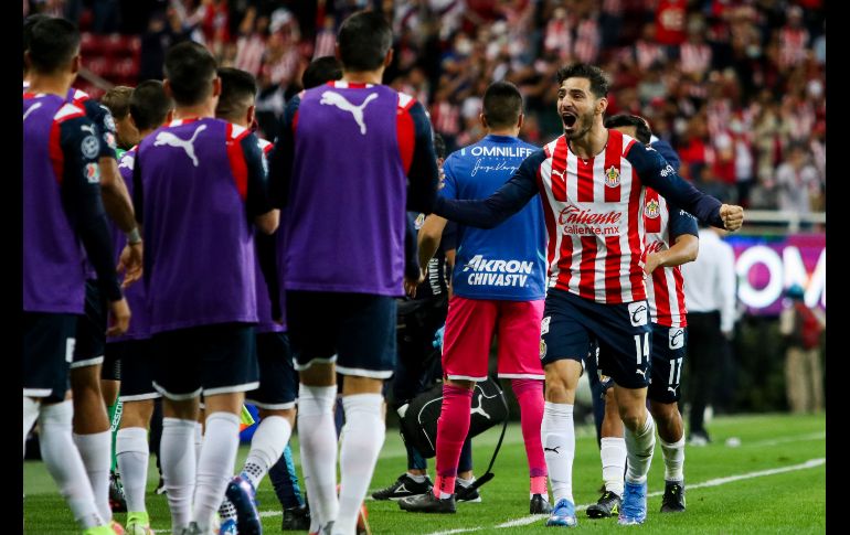 LO FESTEJAN. Las Chivas arrancaron con la victoria por 3-0. IMAGO7