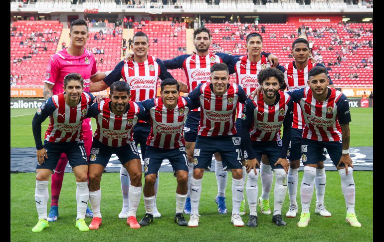 LA PRIMERA. Esta fue la alineación con la que Chivas debutó en el Clausura 2022. IMAGO7