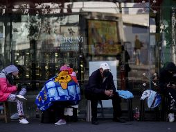 Personas hacen fila este domingo para realizarse una prueba de detección de COVID-19, en la Ciudad de México. Xinhua/F. Cañedo