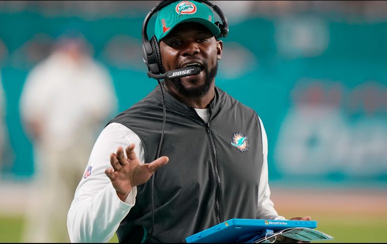 Miami terminó la temporada con récord de 9-8 en el tercer puesto del Este de la AFC, pero no fue suficiente para mantener en el puesto al entrenador Brian Flores. AP / W. Lee