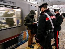 Policías revisan hoy los pases de vacunación en una estación del metro en Roma, Italia. EFE/EPA/F. Frustaci