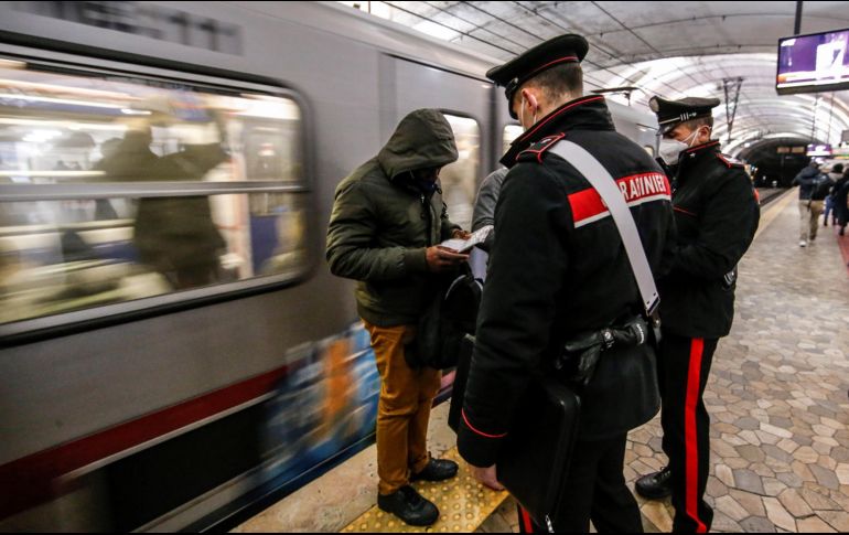 Policías revisan hoy los pases de vacunación en una estación del metro en Roma, Italia. EFE/EPA/F. Frustaci