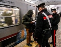 Policías revisan hoy los pases de vacunación en una estación del metro en Roma, Italia. EFE/EPA/F. Frustaci