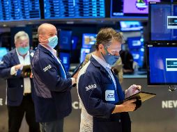 El parqué neoyorquino comenzó la semana en rojo, pero el Nasdaq dio la sorpresa al revertir una caída del 2.7%. AP/C. Crow