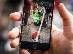 Pokémon Go consiste en ubicar y capturar criaturas de este universo que aparecen virtualmente en lugares reales, visibles sólo a través de celulares. EFE/ARCHIVO