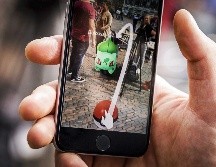 Pokémon Go consiste en ubicar y capturar criaturas de este universo que aparecen virtualmente en lugares reales, visibles sólo a través de celulares. EFE/ARCHIVO