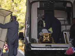 Trabajadores de salud se preparan para transportar a una mujer de 57 años contagiada de COVID-19 a un hospital de la Ciudad de México. XINHUA/D. de la Paz