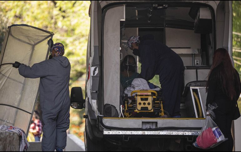 Trabajadores de salud se preparan para transportar a una mujer de 57 años contagiada de COVID-19 a un hospital de la Ciudad de México. XINHUA/D. de la Paz