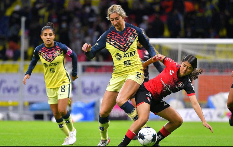 Empate. Jocelyn Orejel y Alexa Curiel disputando la pelota en el partido de hoy. Imago7