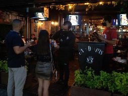 Filtro sanitario en un restaurante de avenida Chapultepec. El requisito de vacuna o prueba de no contagio empezará el 14 de enero. EL INFORMADOR/G. Gallo