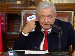 AMLO se tomó la temperatura y la oxigenación y aseveró que debido a que tiene síntomas leves, no necesitará hospitalización. YouTube / Andrés Manuel López Obrador