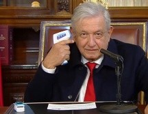 AMLO se tomó la temperatura y la oxigenación y aseveró que debido a que tiene síntomas leves, no necesitará hospitalización. YouTube / Andrés Manuel López Obrador