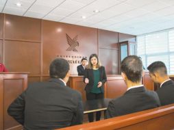 Preparación. La Licenciatura en Derecho con laboratorios que permiten a los estudiantes recrear las actividades profesionales que van a desarrollar. ESPECIAL /