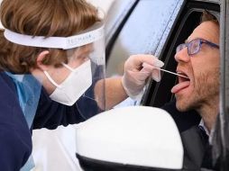 Las pruebas de antígenos y RT-PCR requieren un hisopado nasal y oral, que implica la inserción de un hisopo flexible profundamente en la nariz y la boca. GETTY IMAGES