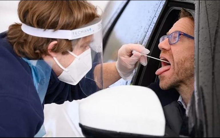 Las pruebas de antígenos y RT-PCR requieren un hisopado nasal y oral, que implica la inserción de un hisopo flexible profundamente en la nariz y la boca. GETTY IMAGES