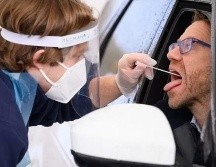 Las pruebas de antígenos y RT-PCR requieren un hisopado nasal y oral, que implica la inserción de un hisopo flexible profundamente en la nariz y la boca. GETTY IMAGES