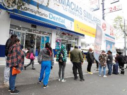 Las largas filas de personas son síntomas respiratorios en espera de un test de detección son un escenario cada vez más frecuente en el país. EFE/M. Guzmán