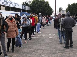 Personas aguardan en una larga una fila este martes para realizarse pruebas de detección de COVID-19, en la Ciudad de México. Xinhua/N. Tecuapetla