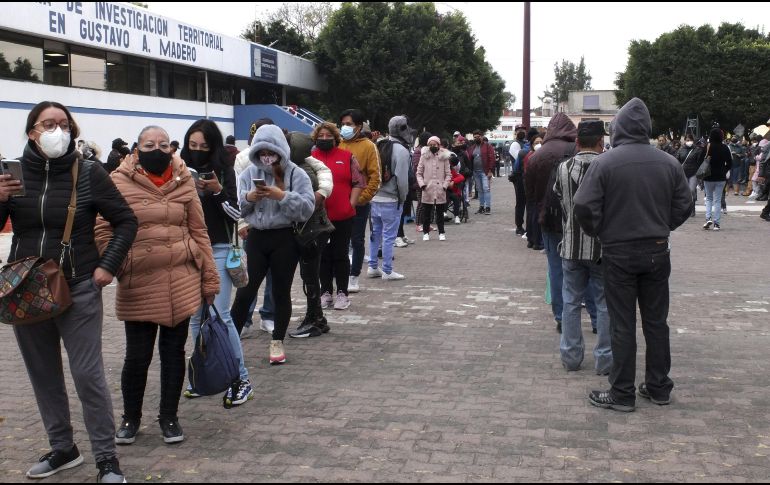 Personas aguardan en una larga una fila este martes para realizarse pruebas de detección de COVID-19, en la Ciudad de México. Xinhua/N. Tecuapetla