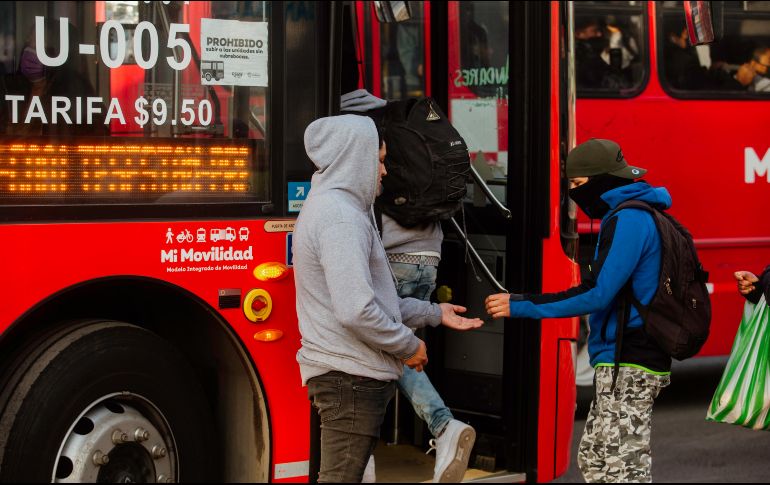 Pese a que está prohibido por la Ley de Movilidad, operadores del transporte público y sus ayudantes cobran a los pasajeros de la metrópoli para que puedan abordar las unidades. EL INFORMADOR/G. Gallo