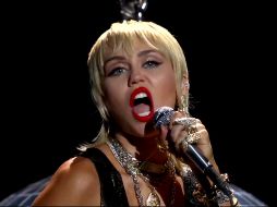 Miley Cyrus y el baterista de la agrupación Liily, empezaron a salir desde finales del 2021. AP/ARCHIVO