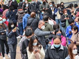 Personas hacen fila para pruebas de detección de COVID-19, hoy en Hong Kong. AFP/P. Parks