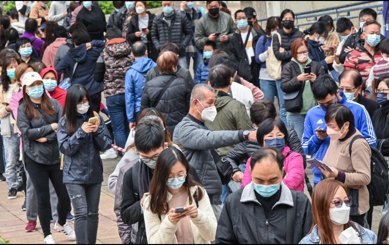 Personas hacen fila para pruebas de detección de COVID-19, hoy en Hong Kong. AFP/P. Parks
