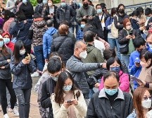 Personas hacen fila para pruebas de detección de COVID-19, hoy en Hong Kong. AFP/P. Parks