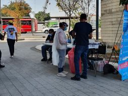 Decenas de personas se formaron desde temprana hora para alcanzar una ficha. EL INFORMADOR/R. Bobadilla