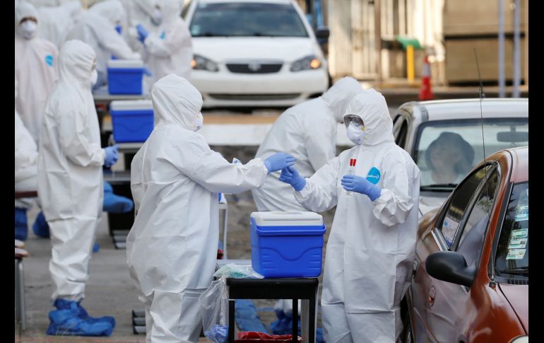 Radar Jalisco realiza la toma de muestras en el Centro Universitario de Ciencias de la Salud. EFE