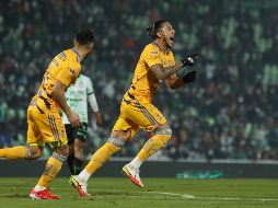 HÉROE. Carlos Salcedo se sumó al ataque y consiguió el gol del empate sobre el final del encuentro. IMAGO7