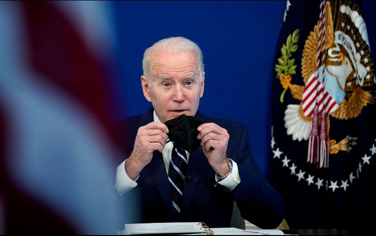 Como no todos los estadounidenses pueden permitirse comprar un cubrebocas de calidad o no la encuentran en algunos lugares, el gobierno de Biden anunciará la medidas para facilitar el acceso a esa prenda gratis. AP / A. Harnik