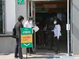 Tanto hospitales como farmacias y laboratorios privados muestran largas filas. EL INFORMADOR/G. Gallo