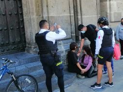 La joven logró dar a luz gracias al apoyo de los policías. ESPECIAL