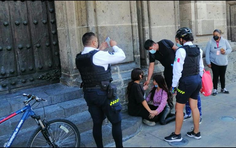 La joven logró dar a luz gracias al apoyo de los policías. ESPECIAL