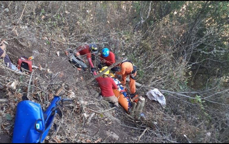 El afectado presentaba lesiones en su columna vertebral y fue llevado al hospital regional de Ciudad Guzmán en estado de salud grave. ESPECIAL/Protección Civil Jalisco