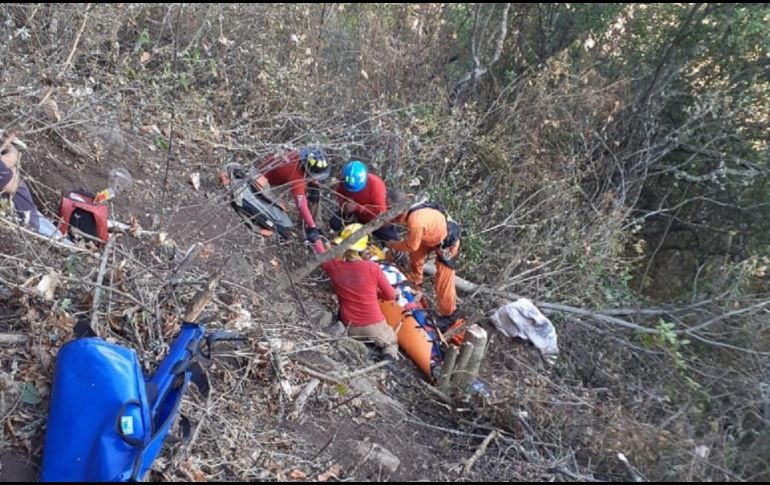 El afectado presentaba lesiones en su columna vertebral y fue llevado al hospital regional de Ciudad Guzmán en estado de salud grave. ESPECIAL/Protección Civil Jalisco