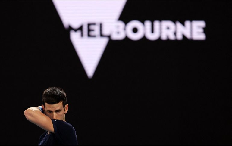 Djokovic viajó a Melbourne con una exención médica que le permitía jugar sin estar vacunado el Abierto de Australia, país que lucha contra un repunte de casos de la COVID-19. AFP/M. Keep