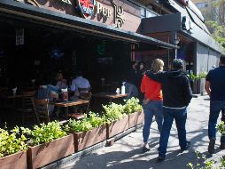 El gobernador dijo que por ahora se mantendrá el uso del cubrebocas, tanto en estos espacios, como en el resto de comercios y transporte público. EL INFORMADOR / ARCHIVO