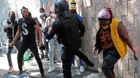 Migrantes haitinaos intentaron entrar a las instalaciones de la Comar y agredieron a los policías que lo impidieron. EFE/M. Guzmán