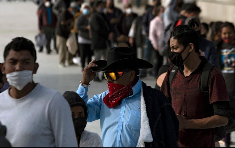 Entre el 7 y el 13 de enero se reportó un promedio de 621 fallecimientos diarios en la región. AFP/G. Arias